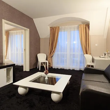 Хотел Agusta Hotel, Garden & 3*