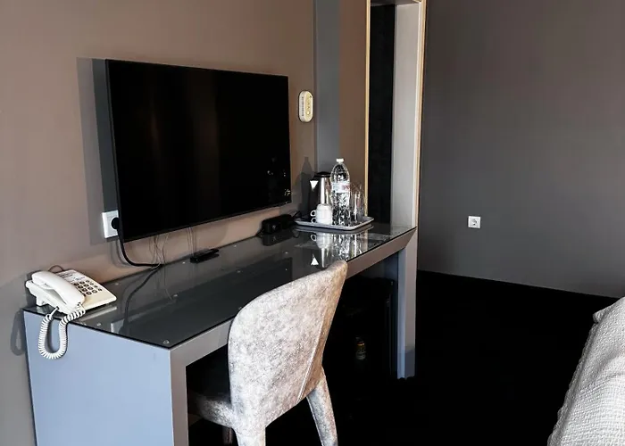 Agusta Hotel, Garden & Hotel 3*